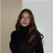 Laureanda, insegnante di musica con esperienza, impartisce lezioni ai ragazzi frequentanti le scuole primaria e secondaria